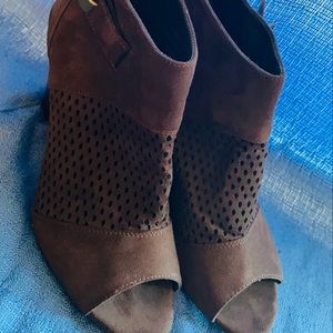 Used women’s shoes 9$ each, converse 15$